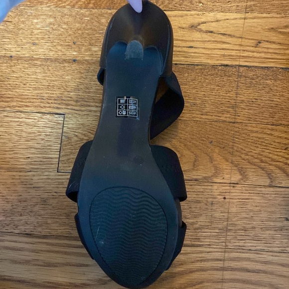 Black Moda Spana heels with gold zipper front. Size 8.5. Worn for one wedding. - Picture 8 of 8